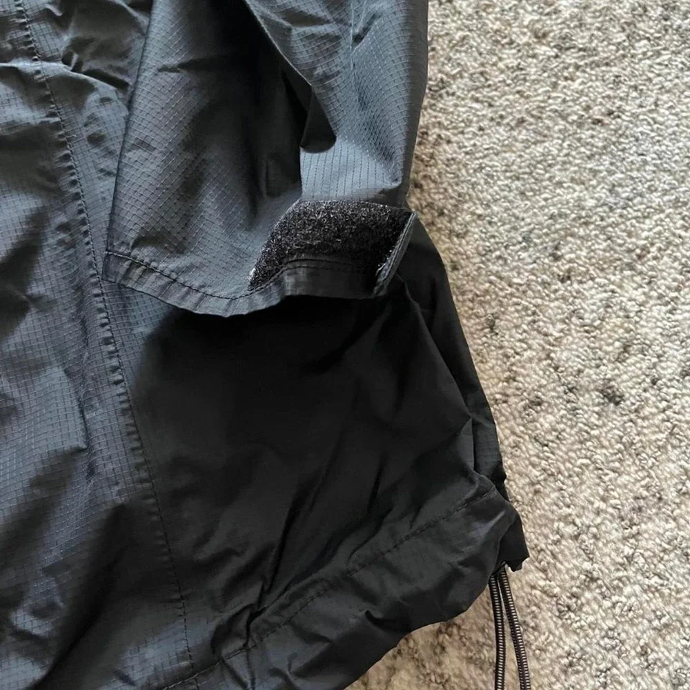 Mountain Hardwear woman's black rain jacket windbreaker Lg gorp